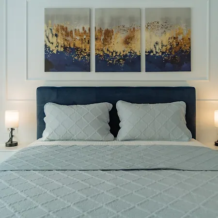 Charm Plaza Lujerului - Free Private Parking アパート ブカレスト