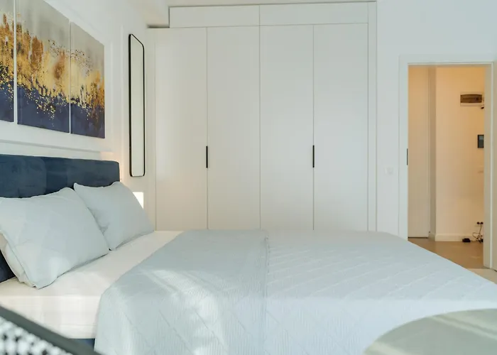 Апартаменти Charm Plaza Lujerului - Free Private Parking *